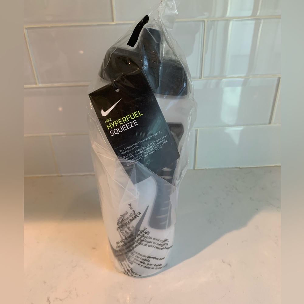 Nike Hyperfuel Squeeze Water Bottle – 24 oz – Brand New
